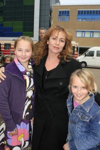 26-10-2006 SHOWBIZZ; PREMIERE VAN THEATERTOUR KUS JE VRIENDEN. Na vandaag zijn  Meike -  Fleur- Anouk en Monique te bewonderen in verschillende theaters door het hele land met hun KUS je vriendentour. Het niuwe album van KUS ligt in de winkel en het is onder tussen al beloond met een Gouden Award. Vele BNers waren komen opdraven met hun kinderen in het Fortis Circustheater te Scheveningen.
Foto: Albert den Iseger. 