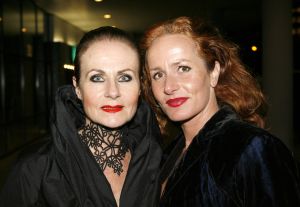 31-10-2006 SHOWBIZZ; PREMIERE VAN EERSTE MODESHOW VAN GORDON. Gisterenavond was het dan zover de eerste modeshow van Gordon in het confectiecentrum te Amsterdam. By Gordon was het thema, niet spectalulair maar gewoon leuk om te zien, mooie mannen sierden de catwalk en als verrassing liepen Ruud Gullit-Winston Post en Winston Gerstanowitz mee. Rita Verdonk overhandigde de eerste nieuwe  CD aan Gordon. De nieuwe vriend van Gorden Bartho Boer nipte een traantje weg van geluk.Erg veel pers was aanwezig die zich verdrongen om foto s van het nieuwe paar te maken, familie van Gordon ergden zich aan de fotografen en gooiden moedwillig een aantal wijntjes richting de fotografen, terwijl Gordon deze mensen zo hard nodig heeft om zijn middelmatige mode te promoten. Vele Bn ers waren niet aanwezig zodat Gordon zich moet afvragen wie zijn vrienden wel en niet zijn.
foto: Albert den Iseger.