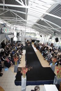 16-10-2006 SHOWBIZZ; KOSTER EN MARTIN SCHILDER OPENEN DE WINTER IN STIJL. Zondag 15 Oktober begon de winter in de showroom van Martin Schilder te Alkmaar.In samenwerking met Koster en K20 mode uit Alkmaar werd er een wintermodeshow gehouden.In een decor van de Audi topmodellen toonden zij de nieuwste heren en dames collecties winter 2006 -  2007. Enkele honderden liefhebbers van mooie mode en prachtige auto s waren aanwezig op dit intieme mode feestje. Met een knipoog naar de stoere Audi Q7, de Glossy TT en de robuuste Audi Allroad nam men na enkele uren afscheid van Martin Schilders imposante showroom. De winter is in stijl geopend door Koster en Martin Schilder en daar was men best trots op.
foto: Albert den Iseger.