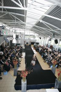 16-10-2006 SHOWBIZZ; KOSTER EN MARTIN SCHILDER OPENEN DE WINTER IN STIJL. Zondag 15 Oktober begon de winter in de showroom van Martin Schilder te Alkmaar.In samenwerking met Koster en K20 mode uit Alkmaar werd er een wintermodeshow gehouden.In een decor van de Audi topmodellen toonden zij de nieuwste heren en dames collecties winter 2006 -  2007. Enkele honderden liefhebbers van mooie mode en prachtige auto s waren aanwezig op dit intieme mode feestje. Met een knipoog naar de stoere Audi Q7, de Glossy TT en de robuuste Audi Allroad nam men na enkele uren afscheid van Martin Schilders imposante showroom. De winter is in stijl geopend door Koster en Martin Schilder en daar was men best trots op.
foto: Albert den Iseger.