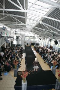 16-10-2006 SHOWBIZZ; KOSTER EN MARTIN SCHILDER OPENEN DE WINTER IN STIJL. Zondag 15 Oktober begon de winter in de showroom van Martin Schilder te Alkmaar.In samenwerking met Koster en K20 mode uit Alkmaar werd er een wintermodeshow gehouden.In een decor van de Audi topmodellen toonden zij de nieuwste heren en dames collecties winter 2006 -  2007. Enkele honderden liefhebbers van mooie mode en prachtige auto s waren aanwezig op dit intieme mode feestje. Met een knipoog naar de stoere Audi Q7, de Glossy TT en de robuuste Audi Allroad nam men na enkele uren afscheid van Martin Schilders imposante showroom. De winter is in stijl geopend door Koster en Martin Schilder en daar was men best trots op.
foto: Albert den Iseger.