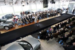 16-10-2006 SHOWBIZZ; KOSTER EN MARTIN SCHILDER OPENEN DE WINTER IN STIJL. Zondag 15 Oktober begon de winter in de showroom van Martin Schilder te Alkmaar.In samenwerking met Koster en K20 mode uit Alkmaar werd er een wintermodeshow gehouden.In een decor van de Audi topmodellen toonden zij de nieuwste heren en dames collecties winter 2006 -  2007. Enkele honderden liefhebbers van mooie mode en prachtige auto s waren aanwezig op dit intieme mode feestje. Met een knipoog naar de stoere Audi Q7, de Glossy TT en de robuuste Audi Allroad nam men na enkele uren afscheid van Martin Schilders imposante showroom. De winter is in stijl geopend door Koster en Martin Schilder en daar was men best trots op.
foto: Albert den Iseger.