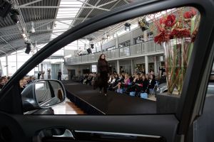 16-10-2006 SHOWBIZZ; KOSTER EN MARTIN SCHILDER OPENEN DE WINTER IN STIJL. Zondag 15 Oktober begon de winter in de showroom van Martin Schilder te Alkmaar.In samenwerking met Koster en K20 mode uit Alkmaar werd er een wintermodeshow gehouden.In een decor van de Audi topmodellen toonden zij de nieuwste heren en dames collecties winter 2006 -  2007. Enkele honderden liefhebbers van mooie mode en prachtige auto s waren aanwezig op dit intieme mode feestje. Met een knipoog naar de stoere Audi Q7, de Glossy TT en de robuuste Audi Allroad nam men na enkele uren afscheid van Martin Schilders imposante showroom. De winter is in stijl geopend door Koster en Martin Schilder en daar was men best trots op.
foto: Albert den Iseger.