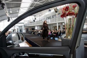 16-10-2006 SHOWBIZZ; KOSTER EN MARTIN SCHILDER OPENEN DE WINTER IN STIJL. Zondag 15 Oktober begon de winter in de showroom van Martin Schilder te Alkmaar.In samenwerking met Koster en K20 mode uit Alkmaar werd er een wintermodeshow gehouden.In een decor van de Audi topmodellen toonden zij de nieuwste heren en dames collecties winter 2006 -  2007. Enkele honderden liefhebbers van mooie mode en prachtige auto s waren aanwezig op dit intieme mode feestje. Met een knipoog naar de stoere Audi Q7, de Glossy TT en de robuuste Audi Allroad nam men na enkele uren afscheid van Martin Schilders imposante showroom. De winter is in stijl geopend door Koster en Martin Schilder en daar was men best trots op.
foto: Albert den Iseger.