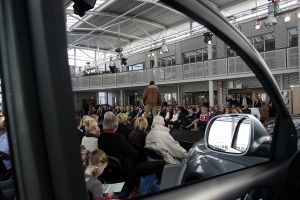16-10-2006 SHOWBIZZ; KOSTER EN MARTIN SCHILDER OPENEN DE WINTER IN STIJL. Zondag 15 Oktober begon de winter in de showroom van Martin Schilder te Alkmaar.In samenwerking met Koster en K20 mode uit Alkmaar werd er een wintermodeshow gehouden.In een decor van de Audi topmodellen toonden zij de nieuwste heren en dames collecties winter 2006 -  2007. Enkele honderden liefhebbers van mooie mode en prachtige auto s waren aanwezig op dit intieme mode feestje. Met een knipoog naar de stoere Audi Q7, de Glossy TT en de robuuste Audi Allroad nam men na enkele uren afscheid van Martin Schilders imposante showroom. De winter is in stijl geopend door Koster en Martin Schilder en daar was men best trots op.
foto: Albert den Iseger.
