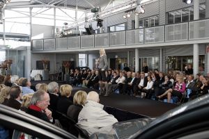 16-10-2006 SHOWBIZZ; KOSTER EN MARTIN SCHILDER OPENEN DE WINTER IN STIJL. Zondag 15 Oktober begon de winter in de showroom van Martin Schilder te Alkmaar.In samenwerking met Koster en K20 mode uit Alkmaar werd er een wintermodeshow gehouden.In een decor van de Audi topmodellen toonden zij de nieuwste heren en dames collecties winter 2006 -  2007. Enkele honderden liefhebbers van mooie mode en prachtige auto s waren aanwezig op dit intieme mode feestje. Met een knipoog naar de stoere Audi Q7, de Glossy TT en de robuuste Audi Allroad nam men na enkele uren afscheid van Martin Schilders imposante showroom. De winter is in stijl geopend door Koster en Martin Schilder en daar was men best trots op.
foto: Albert den Iseger.