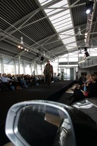 16-10-2006 SHOWBIZZ; KOSTER EN MARTIN SCHILDER OPENEN DE WINTER IN STIJL. Zondag 15 Oktober begon de winter in de showroom van Martin Schilder te Alkmaar.In samenwerking met Koster en K20 mode uit Alkmaar werd er een wintermodeshow gehouden.In een decor van de Audi topmodellen toonden zij de nieuwste heren en dames collecties winter 2006 -  2007. Enkele honderden liefhebbers van mooie mode en prachtige auto s waren aanwezig op dit intieme mode feestje. Met een knipoog naar de stoere Audi Q7, de Glossy TT en de robuuste Audi Allroad nam men na enkele uren afscheid van Martin Schilders imposante showroom. De winter is in stijl geopend door Koster en Martin Schilder en daar was men best trots op.
foto: Albert den Iseger.