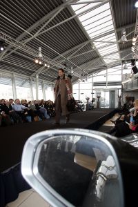 16-10-2006 SHOWBIZZ; KOSTER EN MARTIN SCHILDER OPENEN DE WINTER IN STIJL. Zondag 15 Oktober begon de winter in de showroom van Martin Schilder te Alkmaar.In samenwerking met Koster en K20 mode uit Alkmaar werd er een wintermodeshow gehouden.In een decor van de Audi topmodellen toonden zij de nieuwste heren en dames collecties winter 2006 -  2007. Enkele honderden liefhebbers van mooie mode en prachtige auto s waren aanwezig op dit intieme mode feestje. Met een knipoog naar de stoere Audi Q7, de Glossy TT en de robuuste Audi Allroad nam men na enkele uren afscheid van Martin Schilders imposante showroom. De winter is in stijl geopend door Koster en Martin Schilder en daar was men best trots op.
foto: Albert den Iseger.