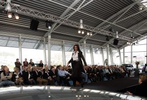 16-10-2006 SHOWBIZZ; KOSTER EN MARTIN SCHILDER OPENEN DE WINTER IN STIJL. Zondag 15 Oktober begon de winter in de showroom van Martin Schilder te Alkmaar.In samenwerking met Koster en K20 mode uit Alkmaar werd er een wintermodeshow gehouden.In een decor van de Audi topmodellen toonden zij de nieuwste heren en dames collecties winter 2006 -  2007. Enkele honderden liefhebbers van mooie mode en prachtige auto s waren aanwezig op dit intieme mode feestje. Met een knipoog naar de stoere Audi Q7, de Glossy TT en de robuuste Audi Allroad nam men na enkele uren afscheid van Martin Schilders imposante showroom. De winter is in stijl geopend door Koster en Martin Schilder en daar was men best trots op.
foto: Albert den Iseger.