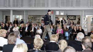 16-10-2006 SHOWBIZZ; KOSTER EN MARTIN SCHILDER OPENEN DE WINTER IN STIJL. Zondag 15 Oktober begon de winter in de showroom van Martin Schilder te Alkmaar.In samenwerking met Koster en K20 mode uit Alkmaar werd er een wintermodeshow gehouden.In een decor van de Audi topmodellen toonden zij de nieuwste heren en dames collecties winter 2006 -  2007. Enkele honderden liefhebbers van mooie mode en prachtige auto s waren aanwezig op dit intieme mode feestje. Met een knipoog naar de stoere Audi Q7, de Glossy TT en de robuuste Audi Allroad nam men na enkele uren afscheid van Martin Schilders imposante showroom. De winter is in stijl geopend door Koster en Martin Schilder en daar was men best trots op.
foto: Albert den Iseger.