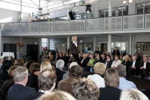 16-10-2006 SHOWBIZZ; KOSTER EN MARTIN SCHILDER OPENEN DE WINTER IN STIJL. Zondag 15 Oktober begon de winter in de showroom van Martin Schilder te Alkmaar.In samenwerking met Koster en K20 mode uit Alkmaar werd er een wintermodeshow gehouden.In een decor van de Audi topmodellen toonden zij de nieuwste heren en dames collecties winter 2006 -  2007. Enkele honderden liefhebbers van mooie mode en prachtige auto s waren aanwezig op dit intieme mode feestje. Met een knipoog naar de stoere Audi Q7, de Glossy TT en de robuuste Audi Allroad nam men na enkele uren afscheid van Martin Schilders imposante showroom. De winter is in stijl geopend door Koster en Martin Schilder en daar was men best trots op.
foto: Albert den Iseger.