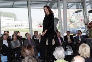 16-10-2006 SHOWBIZZ; KOSTER EN MARTIN SCHILDER OPENEN DE WINTER IN STIJL. Zondag 15 Oktober begon de winter in de showroom van Martin Schilder te Alkmaar.In samenwerking met Koster en K20 mode uit Alkmaar werd er een wintermodeshow gehouden.In een decor van de Audi topmodellen toonden zij de nieuwste heren en dames collecties winter 2006 -  2007. Enkele honderden liefhebbers van mooie mode en prachtige auto s waren aanwezig op dit intieme mode feestje. Met een knipoog naar de stoere Audi Q7, de Glossy TT en de robuuste Audi Allroad nam men na enkele uren afscheid van Martin Schilders imposante showroom. De winter is in stijl geopend door Koster en Martin Schilder en daar was men best trots op.
foto: Albert den Iseger.