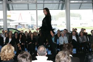 16-10-2006 SHOWBIZZ; KOSTER EN MARTIN SCHILDER OPENEN DE WINTER IN STIJL. Zondag 15 Oktober begon de winter in de showroom van Martin Schilder te Alkmaar.In samenwerking met Koster en K20 mode uit Alkmaar werd er een wintermodeshow gehouden.In een decor van de Audi topmodellen toonden zij de nieuwste heren en dames collecties winter 2006 -  2007. Enkele honderden liefhebbers van mooie mode en prachtige auto s waren aanwezig op dit intieme mode feestje. Met een knipoog naar de stoere Audi Q7, de Glossy TT en de robuuste Audi Allroad nam men na enkele uren afscheid van Martin Schilders imposante showroom. De winter is in stijl geopend door Koster en Martin Schilder en daar was men best trots op.
foto: Albert den Iseger.