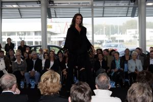 16-10-2006 SHOWBIZZ; KOSTER EN MARTIN SCHILDER OPENEN DE WINTER IN STIJL. Zondag 15 Oktober begon de winter in de showroom van Martin Schilder te Alkmaar.In samenwerking met Koster en K20 mode uit Alkmaar werd er een wintermodeshow gehouden.In een decor van de Audi topmodellen toonden zij de nieuwste heren en dames collecties winter 2006 -  2007. Enkele honderden liefhebbers van mooie mode en prachtige auto s waren aanwezig op dit intieme mode feestje. Met een knipoog naar de stoere Audi Q7, de Glossy TT en de robuuste Audi Allroad nam men na enkele uren afscheid van Martin Schilders imposante showroom. De winter is in stijl geopend door Koster en Martin Schilder en daar was men best trots op.
foto: Albert den Iseger.