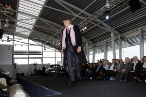 16-10-2006 SHOWBIZZ; KOSTER EN MARTIN SCHILDER OPENEN DE WINTER IN STIJL. Zondag 15 Oktober begon de winter in de showroom van Martin Schilder te Alkmaar.In samenwerking met Koster en K20 mode uit Alkmaar werd er een wintermodeshow gehouden.In een decor van de Audi topmodellen toonden zij de nieuwste heren en dames collecties winter 2006 -  2007. Enkele honderden liefhebbers van mooie mode en prachtige auto s waren aanwezig op dit intieme mode feestje. Met een knipoog naar de stoere Audi Q7, de Glossy TT en de robuuste Audi Allroad nam men na enkele uren afscheid van Martin Schilders imposante showroom. De winter is in stijl geopend door Koster en Martin Schilder en daar was men best trots op.
foto: Albert den Iseger.
