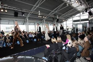16-10-2006 SHOWBIZZ; KOSTER EN MARTIN SCHILDER OPENEN DE WINTER IN STIJL. Zondag 15 Oktober begon de winter in de showroom van Martin Schilder te Alkmaar.In samenwerking met Koster en K20 mode uit Alkmaar werd er een wintermodeshow gehouden.In een decor van de Audi topmodellen toonden zij de nieuwste heren en dames collecties winter 2006 -  2007. Enkele honderden liefhebbers van mooie mode en prachtige auto s waren aanwezig op dit intieme mode feestje. Met een knipoog naar de stoere Audi Q7, de Glossy TT en de robuuste Audi Allroad nam men na enkele uren afscheid van Martin Schilders imposante showroom. De winter is in stijl geopend door Koster en Martin Schilder en daar was men best trots op.
foto: Albert den Iseger.