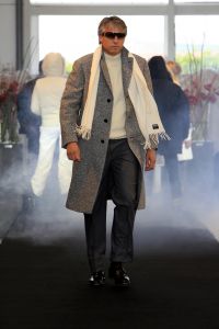 16-10-2006 SHOWBIZZ; KOSTER EN MARTIN SCHILDER OPENEN DE WINTER IN STIJL. Zondag 15 Oktober begon de winter in de showroom van Martin Schilder te Alkmaar.In samenwerking met Koster en K20 mode uit Alkmaar werd er een wintermodeshow gehouden.In een decor van de Audi topmodellen toonden zij de nieuwste heren en dames collecties winter 2006 -  2007. Enkele honderden liefhebbers van mooie mode en prachtige auto s waren aanwezig op dit intieme mode feestje. Met een knipoog naar de stoere Audi Q7, de Glossy TT en de robuuste Audi Allroad nam men na enkele uren afscheid van Martin Schilders imposante showroom. De winter is in stijl geopend door Koster en Martin Schilder en daar was men best trots op.
foto: Albert den Iseger.