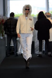 16-10-2006 SHOWBIZZ; KOSTER EN MARTIN SCHILDER OPENEN DE WINTER IN STIJL. Zondag 15 Oktober begon de winter in de showroom van Martin Schilder te Alkmaar.In samenwerking met Koster en K20 mode uit Alkmaar werd er een wintermodeshow gehouden.In een decor van de Audi topmodellen toonden zij de nieuwste heren en dames collecties winter 2006 -  2007. Enkele honderden liefhebbers van mooie mode en prachtige auto s waren aanwezig op dit intieme mode feestje. Met een knipoog naar de stoere Audi Q7, de Glossy TT en de robuuste Audi Allroad nam men na enkele uren afscheid van Martin Schilders imposante showroom. De winter is in stijl geopend door Koster en Martin Schilder en daar was men best trots op.
foto: Albert den Iseger.