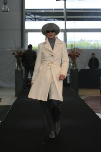 16-10-2006 SHOWBIZZ; KOSTER EN MARTIN SCHILDER OPENEN DE WINTER IN STIJL. Zondag 15 Oktober begon de winter in de showroom van Martin Schilder te Alkmaar.In samenwerking met Koster en K20 mode uit Alkmaar werd er een wintermodeshow gehouden.In een decor van de Audi topmodellen toonden zij de nieuwste heren en dames collecties winter 2006 -  2007. Enkele honderden liefhebbers van mooie mode en prachtige auto s waren aanwezig op dit intieme mode feestje. Met een knipoog naar de stoere Audi Q7, de Glossy TT en de robuuste Audi Allroad nam men na enkele uren afscheid van Martin Schilders imposante showroom. De winter is in stijl geopend door Koster en Martin Schilder en daar was men best trots op.
foto: Albert den Iseger.