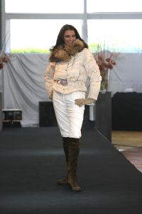 16-10-2006 SHOWBIZZ; KOSTER EN MARTIN SCHILDER OPENEN DE WINTER IN STIJL. Zondag 15 Oktober begon de winter in de showroom van Martin Schilder te Alkmaar.In samenwerking met Koster en K20 mode uit Alkmaar werd er een wintermodeshow gehouden.In een decor van de Audi topmodellen toonden zij de nieuwste heren en dames collecties winter 2006 -  2007. Enkele honderden liefhebbers van mooie mode en prachtige auto s waren aanwezig op dit intieme mode feestje. Met een knipoog naar de stoere Audi Q7, de Glossy TT en de robuuste Audi Allroad nam men na enkele uren afscheid van Martin Schilders imposante showroom. De winter is in stijl geopend door Koster en Martin Schilder en daar was men best trots op.
foto: Albert den Iseger.