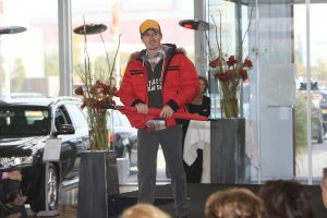 16-10-2006 SHOWBIZZ; KOSTER EN MARTIN SCHILDER OPENEN DE WINTER IN STIJL. Zondag 15 Oktober begon de winter in de showroom van Martin Schilder te Alkmaar.In samenwerking met Koster en K20 mode uit Alkmaar werd er een wintermodeshow gehouden.In een decor van de Audi topmodellen toonden zij de nieuwste heren en dames collecties winter 2006 -  2007. Enkele honderden liefhebbers van mooie mode en prachtige auto s waren aanwezig op dit intieme mode feestje. Met een knipoog naar de stoere Audi Q7, de Glossy TT en de robuuste Audi Allroad nam men na enkele uren afscheid van Martin Schilders imposante showroom. De winter is in stijl geopend door Koster en Martin Schilder en daar was men best trots op.
foto: Albert den Iseger.