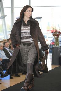 16-10-2006 SHOWBIZZ; KOSTER EN MARTIN SCHILDER OPENEN DE WINTER IN STIJL. Zondag 15 Oktober begon de winter in de showroom van Martin Schilder te Alkmaar.In samenwerking met Koster en K20 mode uit Alkmaar werd er een wintermodeshow gehouden.In een decor van de Audi topmodellen toonden zij de nieuwste heren en dames collecties winter 2006 -  2007. Enkele honderden liefhebbers van mooie mode en prachtige auto s waren aanwezig op dit intieme mode feestje. Met een knipoog naar de stoere Audi Q7, de Glossy TT en de robuuste Audi Allroad nam men na enkele uren afscheid van Martin Schilders imposante showroom. De winter is in stijl geopend door Koster en Martin Schilder en daar was men best trots op.
foto: Albert den Iseger.