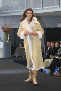 16-10-2006 SHOWBIZZ; KOSTER EN MARTIN SCHILDER OPENEN DE WINTER IN STIJL. Zondag 15 Oktober begon de winter in de showroom van Martin Schilder te Alkmaar.In samenwerking met Koster en K20 mode uit Alkmaar werd er een wintermodeshow gehouden.In een decor van de Audi topmodellen toonden zij de nieuwste heren en dames collecties winter 2006 -  2007. Enkele honderden liefhebbers van mooie mode en prachtige auto s waren aanwezig op dit intieme mode feestje. Met een knipoog naar de stoere Audi Q7, de Glossy TT en de robuuste Audi Allroad nam men na enkele uren afscheid van Martin Schilders imposante showroom. De winter is in stijl geopend door Koster en Martin Schilder en daar was men best trots op.
foto: Albert den Iseger.