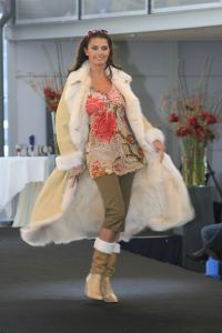 16-10-2006 SHOWBIZZ; KOSTER EN MARTIN SCHILDER OPENEN DE WINTER IN STIJL. Zondag 15 Oktober begon de winter in de showroom van Martin Schilder te Alkmaar.In samenwerking met Koster en K20 mode uit Alkmaar werd er een wintermodeshow gehouden.In een decor van de Audi topmodellen toonden zij de nieuwste heren en dames collecties winter 2006 -  2007. Enkele honderden liefhebbers van mooie mode en prachtige auto s waren aanwezig op dit intieme mode feestje. Met een knipoog naar de stoere Audi Q7, de Glossy TT en de robuuste Audi Allroad nam men na enkele uren afscheid van Martin Schilders imposante showroom. De winter is in stijl geopend door Koster en Martin Schilder en daar was men best trots op.
foto: Albert den Iseger.