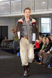 16-10-2006 SHOWBIZZ; KOSTER EN MARTIN SCHILDER OPENEN DE WINTER IN STIJL. Zondag 15 Oktober begon de winter in de showroom van Martin Schilder te Alkmaar.In samenwerking met Koster en K20 mode uit Alkmaar werd er een wintermodeshow gehouden.In een decor van de Audi topmodellen toonden zij de nieuwste heren en dames collecties winter 2006 -  2007. Enkele honderden liefhebbers van mooie mode en prachtige auto s waren aanwezig op dit intieme mode feestje. Met een knipoog naar de stoere Audi Q7, de Glossy TT en de robuuste Audi Allroad nam men na enkele uren afscheid van Martin Schilders imposante showroom. De winter is in stijl geopend door Koster en Martin Schilder en daar was men best trots op.
foto: Albert den Iseger.