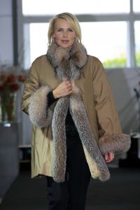 16-10-2006 SHOWBIZZ; KOSTER EN MARTIN SCHILDER OPENEN DE WINTER IN STIJL. Zondag 15 Oktober begon de winter in de showroom van Martin Schilder te Alkmaar.In samenwerking met Koster en K20 mode uit Alkmaar werd er een wintermodeshow gehouden.In een decor van de Audi topmodellen toonden zij de nieuwste heren en dames collecties winter 2006 -  2007. Enkele honderden liefhebbers van mooie mode en prachtige auto s waren aanwezig op dit intieme mode feestje. Met een knipoog naar de stoere Audi Q7, de Glossy TT en de robuuste Audi Allroad nam men na enkele uren afscheid van Martin Schilders imposante showroom. De winter is in stijl geopend door Koster en Martin Schilder en daar was men best trots op.
foto: Albert den Iseger.