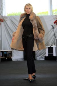 16-10-2006 SHOWBIZZ; KOSTER EN MARTIN SCHILDER OPENEN DE WINTER IN STIJL. Zondag 15 Oktober begon de winter in de showroom van Martin Schilder te Alkmaar.In samenwerking met Koster en K20 mode uit Alkmaar werd er een wintermodeshow gehouden.In een decor van de Audi topmodellen toonden zij de nieuwste heren en dames collecties winter 2006 -  2007. Enkele honderden liefhebbers van mooie mode en prachtige auto s waren aanwezig op dit intieme mode feestje. Met een knipoog naar de stoere Audi Q7, de Glossy TT en de robuuste Audi Allroad nam men na enkele uren afscheid van Martin Schilders imposante showroom. De winter is in stijl geopend door Koster en Martin Schilder en daar was men best trots op.
foto: Albert den Iseger.