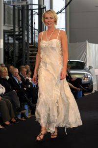 16-10-2006 SHOWBIZZ; KOSTER EN MARTIN SCHILDER OPENEN DE WINTER IN STIJL. Zondag 15 Oktober begon de winter in de showroom van Martin Schilder te Alkmaar.In samenwerking met Koster en K20 mode uit Alkmaar werd er een wintermodeshow gehouden.In een decor van de Audi topmodellen toonden zij de nieuwste heren en dames collecties winter 2006 -  2007. Enkele honderden liefhebbers van mooie mode en prachtige auto s waren aanwezig op dit intieme mode feestje. Met een knipoog naar de stoere Audi Q7, de Glossy TT en de robuuste Audi Allroad nam men na enkele uren afscheid van Martin Schilders imposante showroom. De winter is in stijl geopend door Koster en Martin Schilder en daar was men best trots op.
foto: Albert den Iseger.