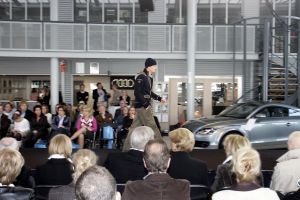 16-10-2006 SHOWBIZZ; KOSTER EN MARTIN SCHILDER OPENEN DE WINTER IN STIJL. Zondag 15 Oktober begon de winter in de showroom van Martin Schilder te Alkmaar.In samenwerking met Koster en K20 mode uit Alkmaar werd er een wintermodeshow gehouden.In een decor van de Audi topmodellen toonden zij de nieuwste heren en dames collecties winter 2006 -  2007. Enkele honderden liefhebbers van mooie mode en prachtige auto s waren aanwezig op dit intieme mode feestje. Met een knipoog naar de stoere Audi Q7, de Glossy TT en de robuuste Audi Allroad nam men na enkele uren afscheid van Martin Schilders imposante showroom. De winter is in stijl geopend door Koster en Martin Schilder en daar was men best trots op.
foto: Albert den Iseger.