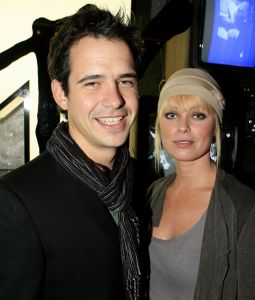 27-10-2006 SHOWBIZZ; PREMIERE VAN TONEELSTUK SEXUAL PERVERSITY. MTV en REP producties presenteerden de premiere van het gedurfde toneelstuk Sexual Perversity met Birgit Schuurman_Johnny de Mol_Gijs Naber en Jelka van Houten. Het stuk gaat over geven en nemen en je durven overgeven in een relatie, in een tijd waar je wordt overspoelt met seks,decadentie en losbandigheid. De premiere werd bezocht door tal van BNers oa. Katja Schuurman-Dinand Woesthoff-Sjoerd Pleijsier-Huub Stapel-Ellen van Damme-Carice van Houten-Percy-Winston Post en nog vele anderen.
foto: Albert den Iseger