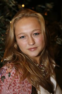 31-10-2006 SHOWBIZZ; PREMIERE VAN EERSTE MODESHOW VAN GORDON. Gisterenavond was het dan zover de eerste modeshow van Gordon in het confectiecentrum te Amsterdam. By Gordon was het thema, niet spectalulair maar gewoon leuk om te zien, mooie mannen sierden de catwalk en als verrassing liepen Ruud Gullit-Winston Post en Winston Gerstanowitz mee. Rita Verdonk overhandigde de eerste nieuwe CD aan Gordon. De nieuwe vriend van Gorden Bartho Boer nipte een traantje weg van geluk.Erg veel pers was aanwezig die zich verdrongen om foto s van het nieuwe paar te maken, familie van Gordon ergden zich aan de fotografen en gooiden moedwillig een aantal wijntjes richting de fotografen, terwijl Gordon deze mensen zo hard nodig heeft om zijn middelmatige mode te promoten. Vele Bn ers waren niet aanwezig zodat Gordon zich moet afvragen wie zijn vrienden wel en niet zijn.
foto: Albert den Iseger.