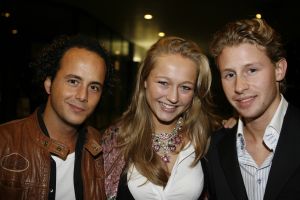 31-10-2006 SHOWBIZZ; PREMIERE VAN EERSTE MODESHOW VAN GORDON. Gisterenavond was het dan zover de eerste modeshow van Gordon in het confectiecentrum te Amsterdam. By Gordon was het thema, niet spectalulair maar gewoon leuk om te zien, mooie mannen sierden de catwalk en als verrassing liepen Ruud Gullit-Winston Post en Winston Gerstanowitz mee. Rita Verdonk overhandigde de eerste nieuwe CD aan Gordon. De nieuwe vriend van Gorden Bartho Boer nipte een traantje weg van geluk.Erg veel pers was aanwezig die zich verdrongen om foto s van het nieuwe paar te maken, familie van Gordon ergden zich aan de fotografen en gooiden moedwillig een aantal wijntjes richting de fotografen, terwijl Gordon deze mensen zo hard nodig heeft om zijn middelmatige mode te promoten. Vele Bn ers waren niet aanwezig zodat Gordon zich moet afvragen wie zijn vrienden wel en niet zijn.
foto: Albert den Iseger.