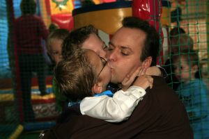 08-10-2006 SHOWBIZZ; JANTJE BAUER WORDT VANDAAG 4 JAAR EN VIERT DAT MET GEHELE FAMILIE. Op een grote speelplaats de Belhamel viert Jantje Bauer vandaag zijn 4de verjaardag.
foto: Albert den Iseger.