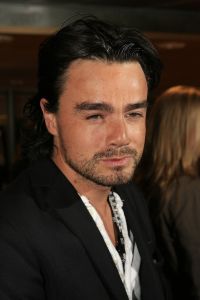 27-10-2006 SHOWBIZZ; PREMIERE VAN TONEELSTUK SEXUAL PERVERSITY. MTV en REP producties presenteerden de premiere van het gedurfde toneelstuk Sexual Perversity met Birgit Schuurman_Johnny de Mol_Gijs Naber en Jelka van Houten. Het stuk gaat over geven en nemen en je durven overgeven in een relatie, in een tijd waar je wordt overspoelt met seks,decadentie en losbandigheid. De premiere werd bezocht door tal van BNers oa. Katja Schuurman-Dinand Woesthoff-Sjoerd Pleijsier-Huub Stapel-Ellen van Damme-Carice van Houten-Percy-Winston Post en nog vele anderen.
foto: Albert den Iseger