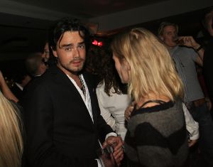 27-10-2006 SHOWBIZZ; PREMIERE VAN TONEELSTUK SEXUAL PERVERSITY. MTV en REP producties presenteerden de premiere van het gedurfde toneelstuk Sexual Perversity met Birgit Schuurman_Johnny de Mol_Gijs Naber en Jelka van Houten. Het stuk gaat over geven en nemen en je durven overgeven in een relatie, in een tijd waar je wordt overspoelt met seks,decadentie en losbandigheid. De premiere werd bezocht door tal van BNers oa. Katja Schuurman-Dinand Woesthoff-Sjoerd Pleijsier-Huub Stapel-Ellen van Damme-Carice van Houten-Percy-Winston Post en nog vele anderen.
foto: Albert den Iseger