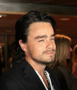 27-10-2006 SHOWBIZZ; PREMIERE VAN TONEELSTUK SEXUAL PERVERSITY. MTV en REP producties presenteerden de premiere van het gedurfde toneelstuk Sexual Perversity met Birgit Schuurman_Johnny de Mol_Gijs Naber en Jelka van Houten. Het stuk gaat over geven en nemen en je durven overgeven in een relatie, in een tijd waar je wordt overspoelt met seks,decadentie en losbandigheid. De premiere werd bezocht door tal van BNers oa. Katja Schuurman-Dinand Woesthoff-Sjoerd Pleijsier-Huub Stapel-Ellen van Damme-Carice van Houten-Percy-Winston Post en nog vele anderen.
foto: Albert den Iseger