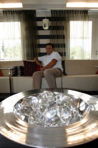 21-09-2006 SHOWBIZZ; KICK OFF VAN TALPA S  GOUDEN KOOI. Bezichtiging van het huis en kennismaking met de bewoners van de verbouwde villa.
foto: Albert den Iseger.