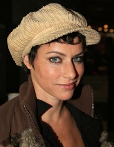 27-10-2006 SHOWBIZZ; PREMIERE VAN TONEELSTUK SEXUAL PERVERSITY. MTV en REP producties presenteerden de premiere van het gedurfde toneelstuk Sexual Perversity met Birgit Schuurman_Johnny de Mol_Gijs Naber en Jelka van Houten. Het stuk gaat over geven en nemen en je durven overgeven in een relatie, in een tijd waar je wordt overspoelt met seks,decadentie en losbandigheid. De premiere werd bezocht door tal van BNers oa. Katja Schuurman-Dinand Woesthoff-Sjoerd Pleijsier-Huub Stapel-Ellen van Damme-Carice van Houten-Percy-Winston Post en nog vele anderen.
foto: Albert den Iseger