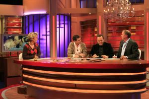 18-10-2006 SHOWBIZZ; ENTERTAINMENT LIVE MET FRANS BAUER ALS PRESENTATOR. Frans Bauer vandaag in Entertainment Live als presentator naast Evert Santegoeds en Sjimmy Bruijninckx.
foto: Albert den Iseger.