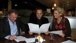 18-10-2006 SHOWBIZZ; ENTERTAINMENT LIVE MET FRANS BAUER ALS PRESENTATOR. Frans Bauer vandaag in Entertainment Live als presentator naast Evert Santegoeds en Sjimmy Bruijninckx.
foto: Albert den Iseger.