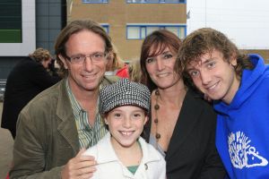26-10-2006 SHOWBIZZ; PREMIERE VAN THEATERTOUR KUS JE VRIENDEN. Na vandaag zijn  Meike -  Fleur- Anouk en Monique te bewonderen in verschillende theaters door het hele land met hun KUS je vriendentour. Het niuwe album van KUS ligt in de winkel en het is onder tussen al beloond met een Gouden Award. Vele BNers waren komen opdraven met hun kinderen in het Fortis Circustheater te Scheveningen.
Foto: Albert den Iseger. 
