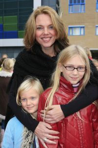 26-10-2006 SHOWBIZZ; PREMIERE VAN THEATERTOUR KUS JE VRIENDEN. Na vandaag zijn  Meike -  Fleur- Anouk en Monique te bewonderen in verschillende theaters door het hele land met hun KUS je vriendentour. Het niuwe album van KUS ligt in de winkel en het is onder tussen al beloond met een Gouden Award. Vele BNers waren komen opdraven met hun kinderen in het Fortis Circustheater te Scheveningen.
Foto: Albert den Iseger. 