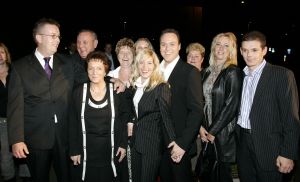 16-10-2006 SHOWBIZZ; FRANS BAUER PRESENTEERD NIEUWE DVD EN CD EN ONTVANGT DIRECT GOUD. In het overvolle Chasse theater te Breda ontving Frans Bauer van Froukje de Both zijn gloednieuwe dvd en cd en direct werd hij ook verrast met het feit dat het direct goud was, de eerste 80.000 exemplaren waren al in de voorverkoop uitverkocht. Het is een prachtige dvd geworden die geheel in Noorwegen is opgenomen.
foto: Albert den Iseger.