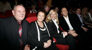 16-10-2006 SHOWBIZZ; FRANS BAUER PRESENTEERD NIEUWE DVD EN CD EN ONTVANGT DIRECT GOUD. In het overvolle Chasse theater te Breda ontving Frans Bauer van Froukje de Both zijn gloednieuwe dvd en cd en direct werd hij ook verrast met het feit dat het direct goud was, de eerste 80.000 exemplaren waren al in de voorverkoop uitverkocht. Het is een prachtige dvd geworden die geheel in Noorwegen is opgenomen.
foto: Albert den Iseger.