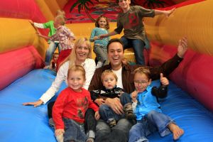 08-10-2006 SHOWBIZZ; JANTJE BAUER WORDT VANDAAG 4 JAAR EN VIERT DAT MET GEHELE FAMILIE. Op een grote speelplaats de Belhamel viert Jantje Bauer vandaag zijn 4de verjaardag.
foto: Albert den Iseger.