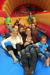 08-10-2006 SHOWBIZZ; JANTJE BAUER WORDT VANDAAG 4 JAAR EN VIERT DAT MET GEHELE FAMILIE. Op een grote speelplaats de Belhamel viert Jantje Bauer vandaag zijn 4de verjaardag.
foto: Albert den Iseger.